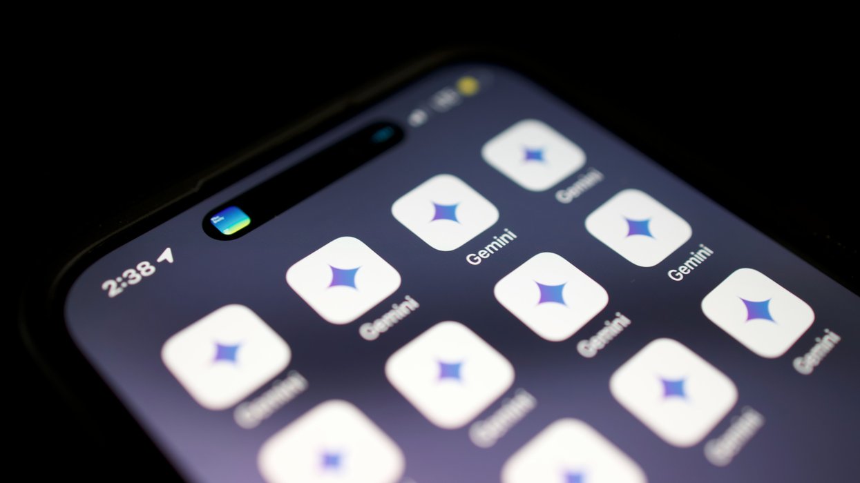 Smartphone screen with multiple Gemini app icons displayed.